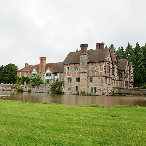 Birtsmorton Court: The Perfect Wedding Venue with Stunning Grounds and Gardens